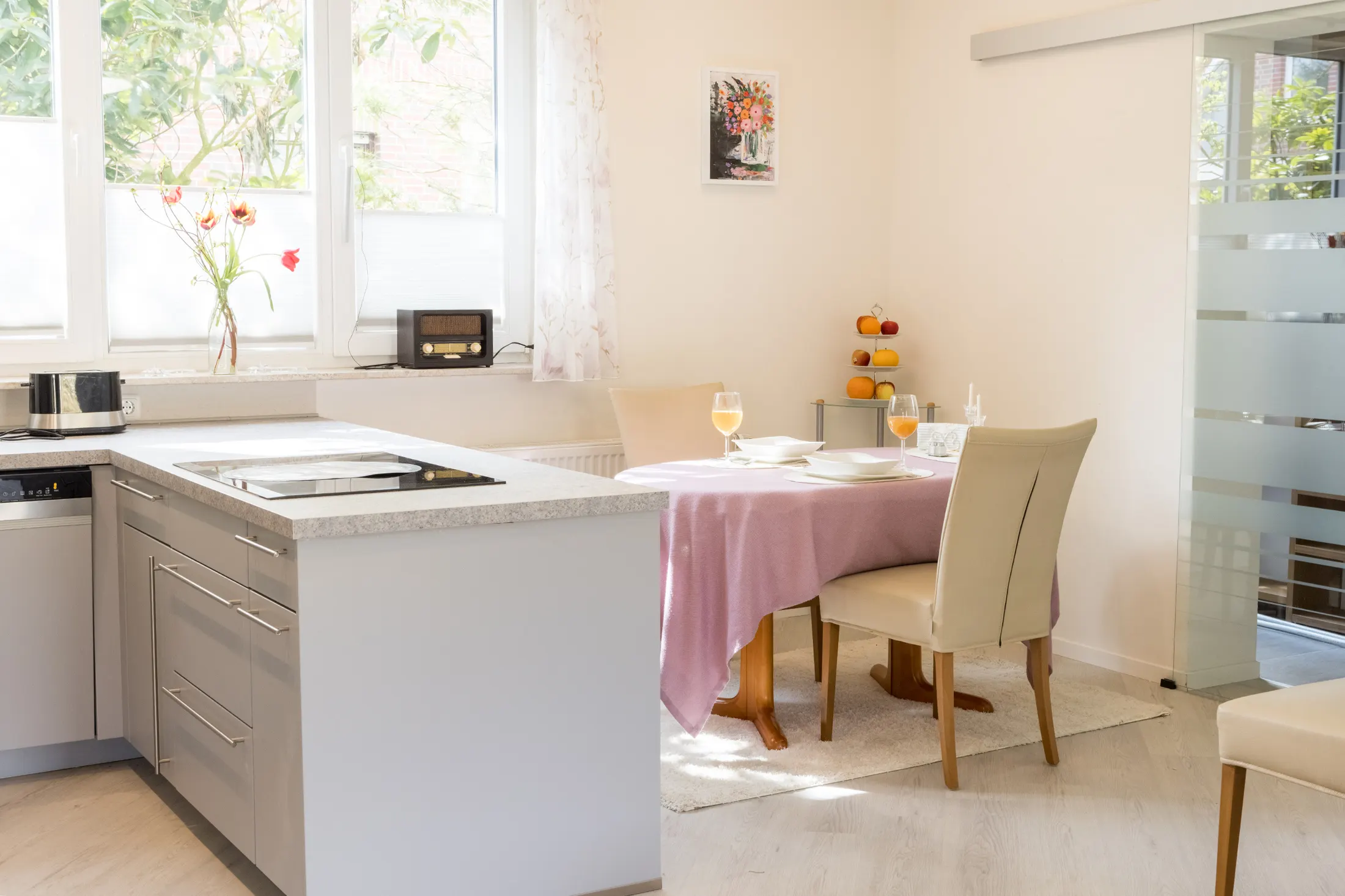 Essbereich der Ferienwohnung Rastede mit Tisch und Stühlen